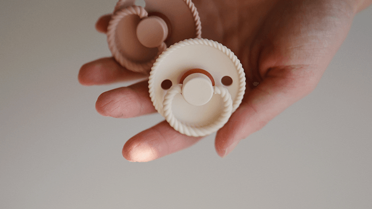 Frigg: how to clean your pacifier